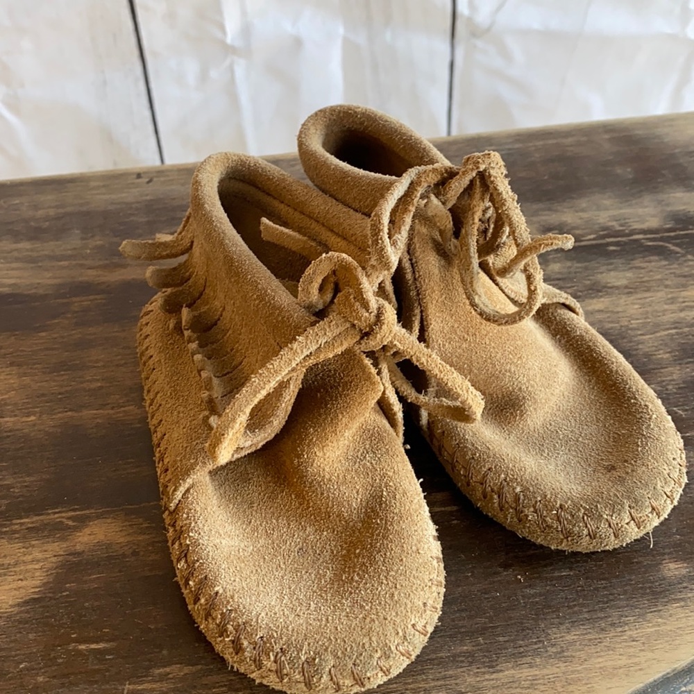 Minnetonka moccasins leather size 6
